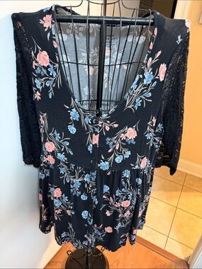 torrid Black Floral Lace-Sleeve V-Neck Top with Pink & Blue Flowers